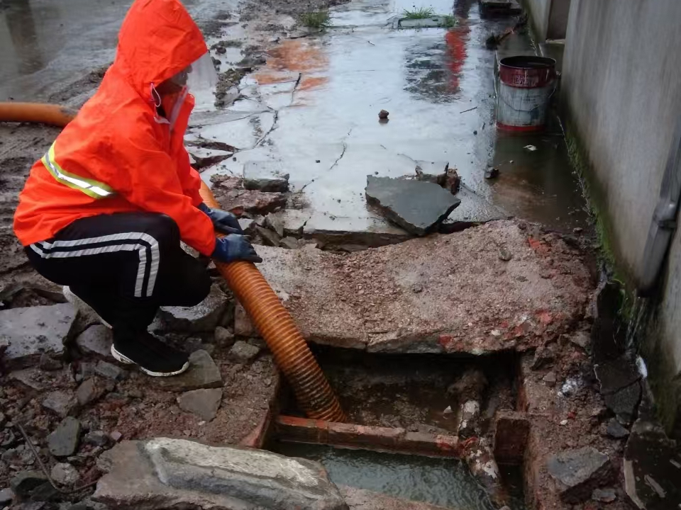 矿区专业清理污水池 炜誉市政以规范流程守护城市 “肠道”