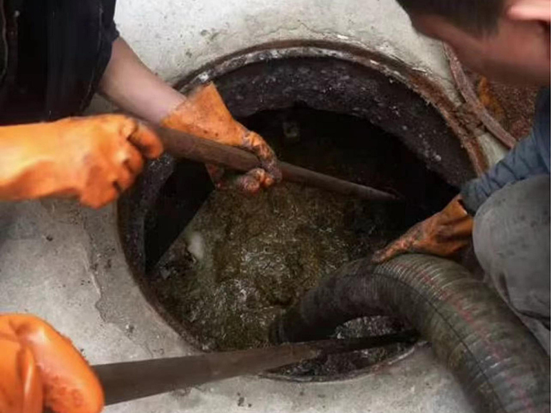 矿区清理化粪池时如何避免沼气的危害?